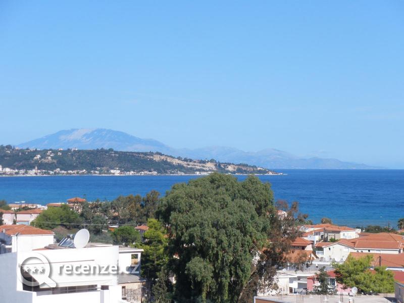 Výhled z terasy hotelu Captain´s  - v dáli město Zakynthos
