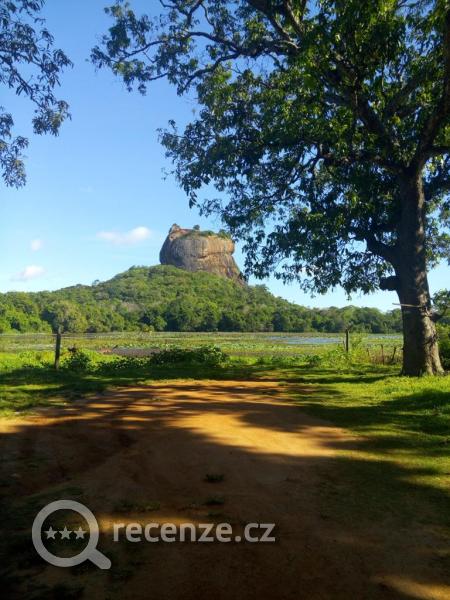 Kousek od hotelu se člověk může kochat nádherným pohledem na Lví skálu- Sigiriyu