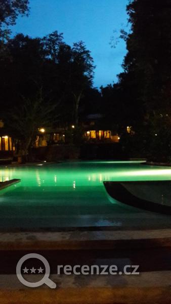 večerní pohled na bazén