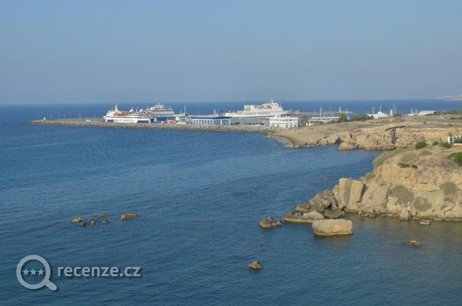 pohled z přístavní pevnosti ve městě Kyrenia