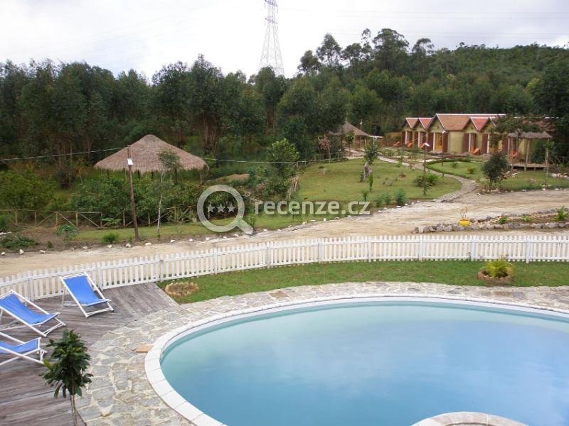 Grace Lodge Andasibe - bazén a bungalovy v zahradě