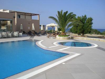 Prohlídka hotelu Irini Beach - zrekonstruovaný moderní hotel se stanicí windsurfingu