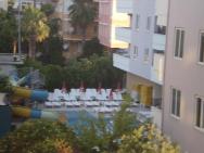 bazén s tobogánkem,přes ulici,patří k hotelu