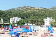 Pohled z pláže na hotel Korali