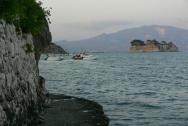 Zídka, útes 50 metrů od restaurace Syrtaki.Pohled směrem na Laganas.
V pravé části soukromý ostrov - vstup po krásné lávce za 4 EUR.