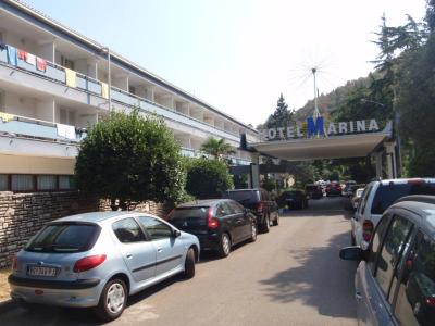 Pěkný hotel s dobrou stravou i službami