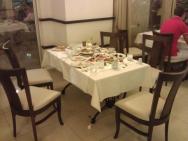 Takto vypadal stůl po odchodu turecké rodiny. Hrůza. Takhle stůl zůstal 15min, než ho začali číšníci sklízet.
