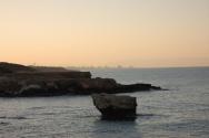 večerní pohled na moře s tajemnou Famagustou- opuštěným městem Varoscha