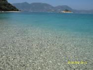 Pláž na želvím ostrově Marathonisi