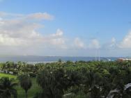 výhled na golfové hřiště, lagunu a silnici
