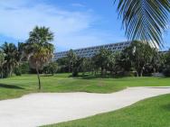 hotel Oasis Cancún a golfové hřiště.
