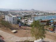 výhled z komplexu Haloumy dolů na mraveniště hotelu a záliv
