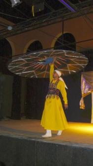 Egyptský tanečník se svítícími sukněmi
