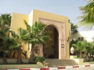 Hlavní vchod do hotelu Ksar Djerba