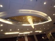 křišťálový lustr v hale hotelu