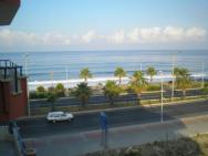 Pohled z hotelu přes silnici na moře a pláž