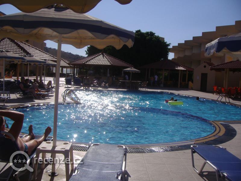 hotelový bazén s barem