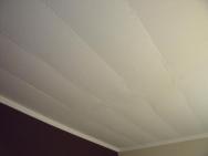 strop v pokoji hotelu 4+ , natřený beton