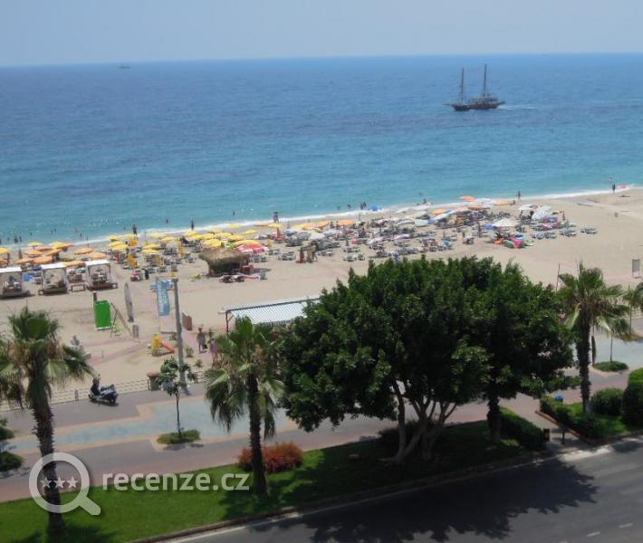 pohled z balkonu na pláž