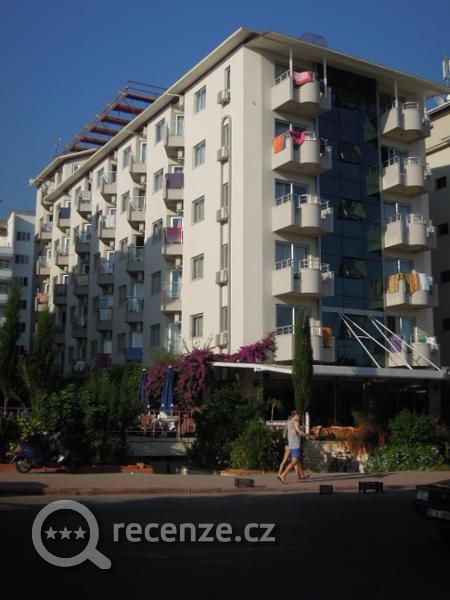 pohled na hotel od pláže