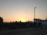 Západ slunce z hlavní silnice před hotelem