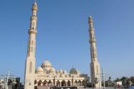 Mešita v Hurghadě. Výlet do nové a staré Hurghady se nám vryl do paměti i nervů jednou pro vždy :-)