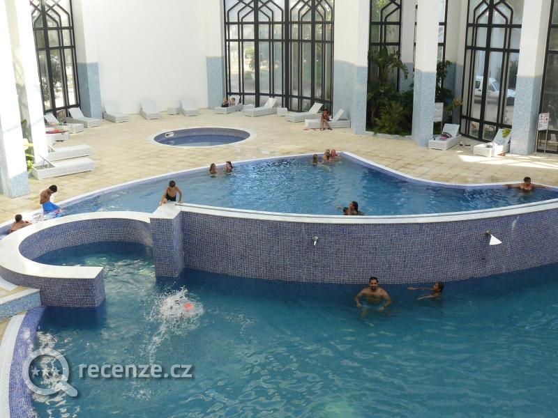 Hotelový vnitřní bazén.