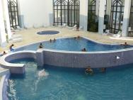 Hotelový vnitřní bazén.