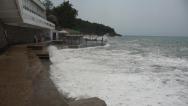 tady je jasně vidět jak moře zasahuje až skoro do restaurace která je na pláži