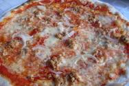 Pizza tonno e cipola v pizzeriii Auriga