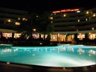 bazén u hotelu Jeravi večer