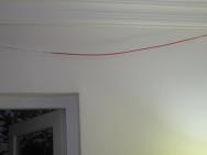 Anténní kabel v pokoji nade dveřmi na balkon