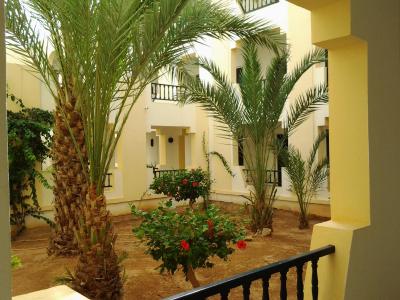 NA DOVOLENÉ V DEŠTI