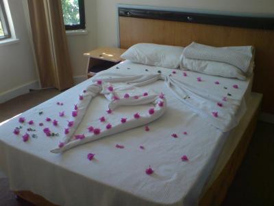 Rádi si hrajete na snoby, i když doma nejste považováni za nadřazenou smetánku? Zůstaňte doma! Kazíte dovolenou všem.