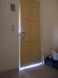 pokoj 907 - pohled z pokoje na vstupní uzavřené a uzamčené netěsnící dveře