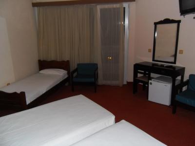 nebýt problému s dálkou od slušné pláže, tak vyhovující