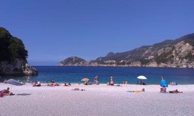 Krásný ostrov s mnoha zajímavými místy, kam se zajet podívat. 