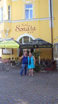 Já s manželkou před hotelem Sonáta