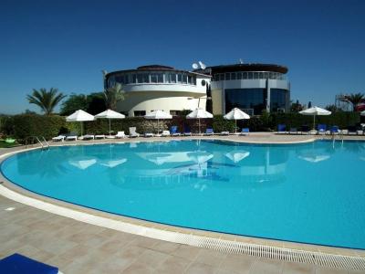 Crystal Rocks *** - příjemný hotelový komplex přímo u pláže na severním Kypru