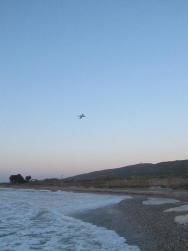 Pláž a vlétávající letadlo