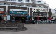 Hotel Luabay od moře,restaurace a obchůdky.