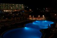 bazén a bar v našem hotelu Lago Taurito večer (pohled z našeho pokoje)