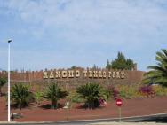 Rancho Texas Park - nápis viditelný od silnice