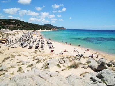 Prohlídka resortu Chia Laguna Resort ***** - velký komplex s 3* až 5* ubytováním 