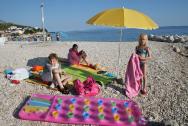 Krásná prostorná pláž s ideálním vstupem do moře i pro děti.