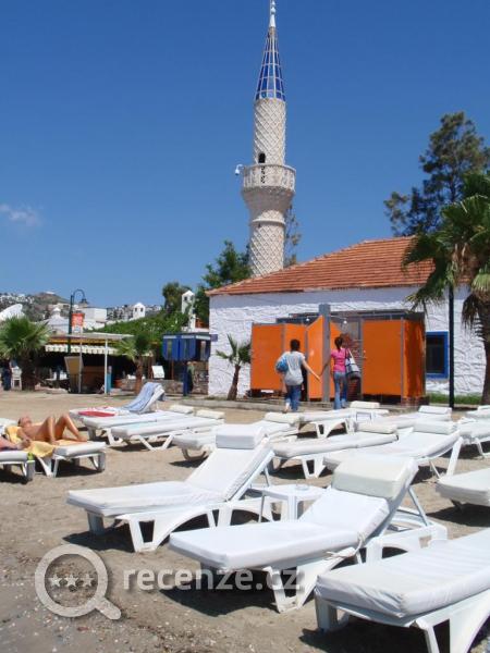 pláž s malou místní mešitou