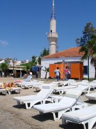 pláž s malou místní mešitou