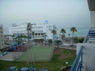 Pohled z balkonu na moře i okolní hotely.
