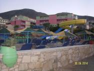 Pohled z hotelové pláže k bazénu se skluzavkami