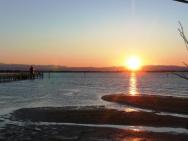 východ slunce na pláži u majáku v 05:20